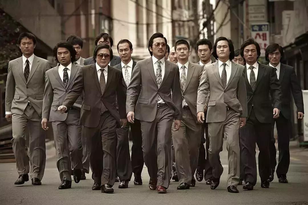 一部警察破案的电视剧老片子,警察靠指甲破案的悬疑片