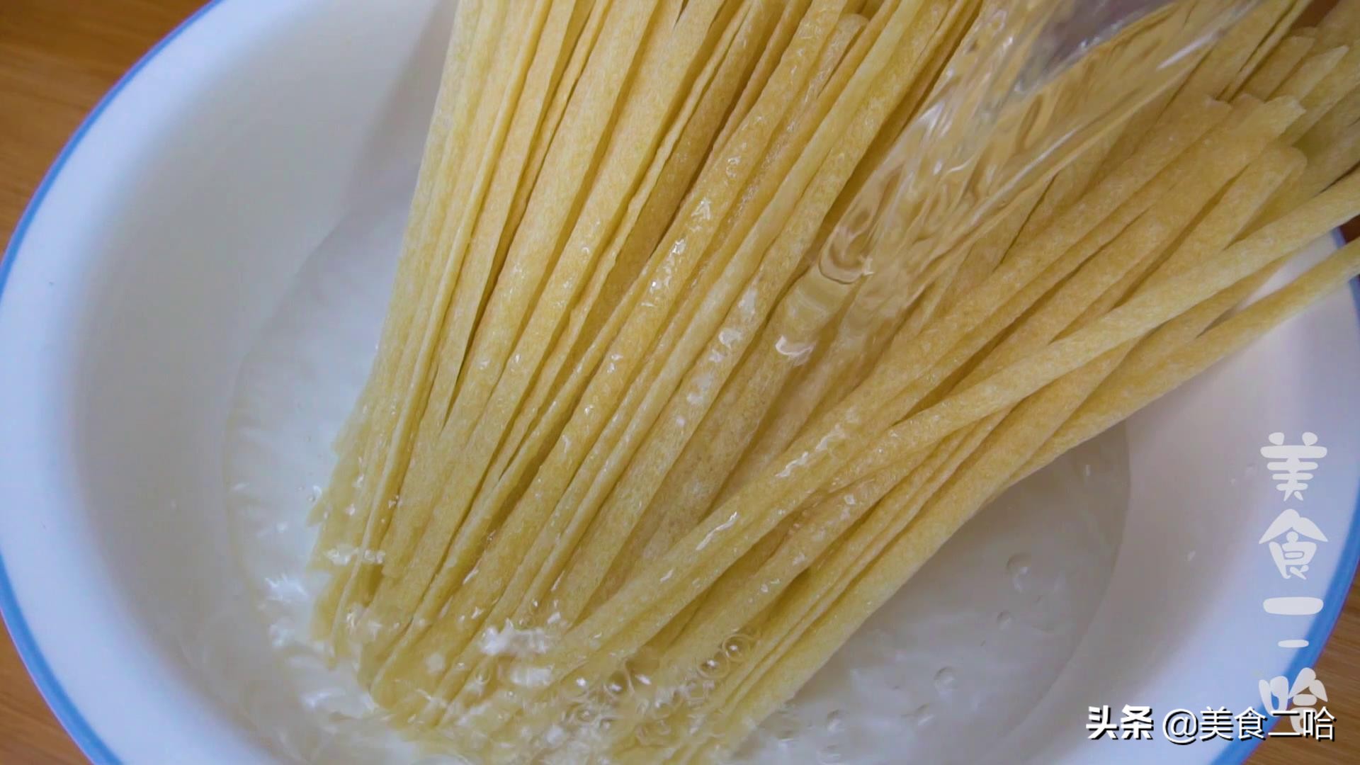 辣条不健康食品的做法,辣条的不卫生做法