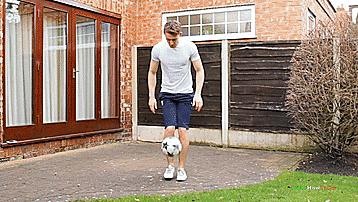 花式足球技巧之脚底停球,花式足球技巧之脚下转移大法