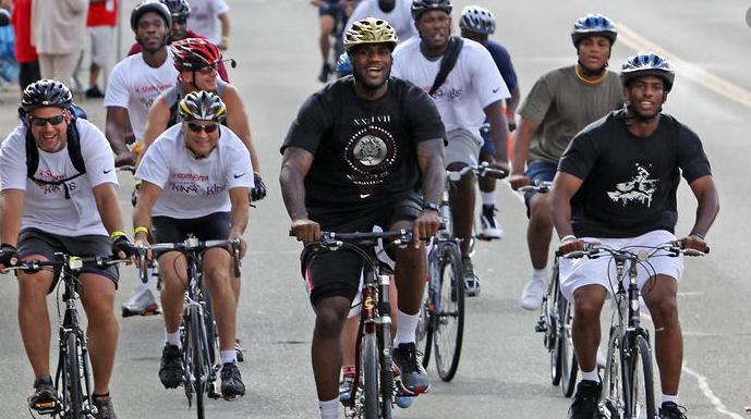 詹姆斯是不是救了安东尼,他救了一条人命挽救了2个家庭