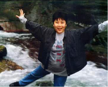 56岁著名女歌手事业巅峰，却突然皈依佛门，称自己不是出家是回家