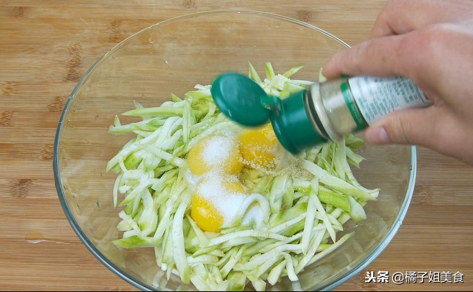 家常“烙饼”的做法，酥脆可口，全家人都喜欢，一次做6张没够吃