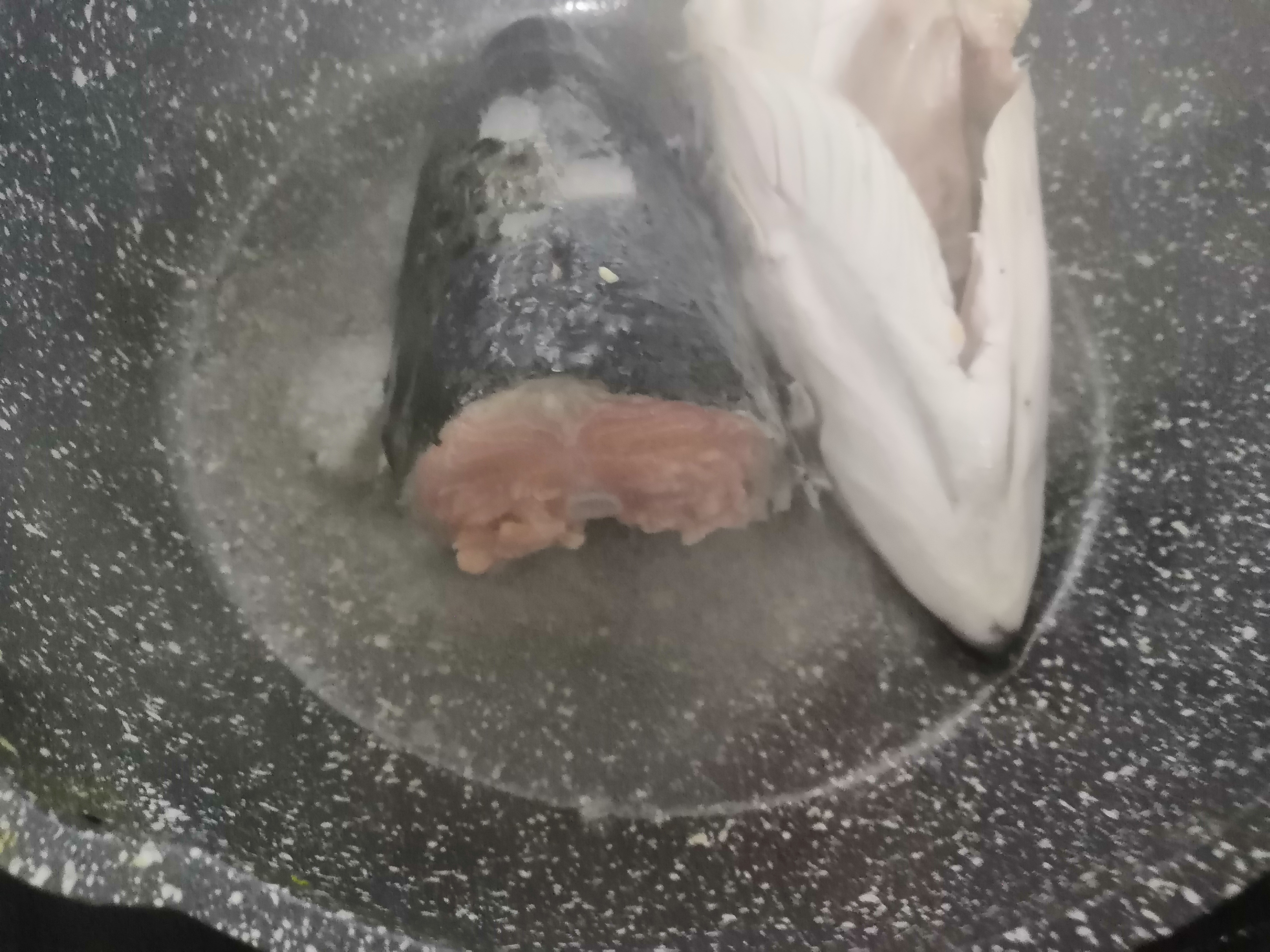 冰冻三文鱼头的家常吃法,炖三文鱼头营养