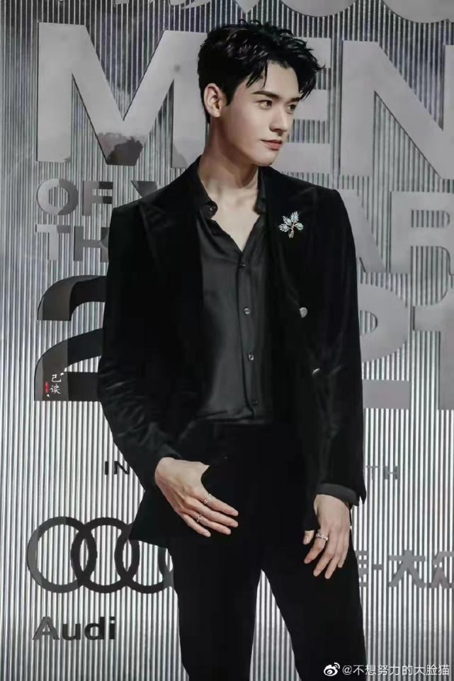 gq盛典蔡徐坤迪丽热巴内场 (gq盛典迪丽热巴蔡徐坤同框)