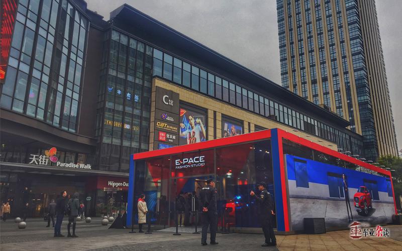 新款捷豹e-pace街拍,全新捷豹e-pace英国赛车绿