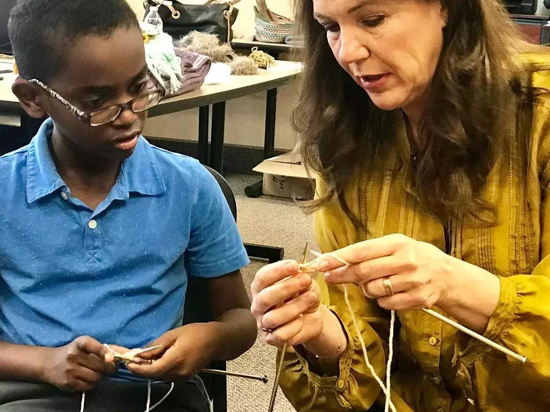 他是非洲弃婴，5岁用钩针，逆袭成美国“全民偶像”，狂吸19万粉