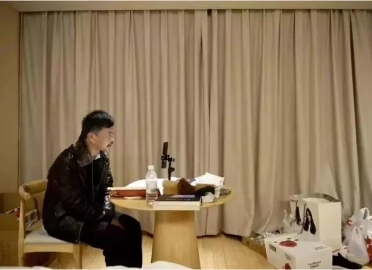 64岁疯子画家痴迷画画，作品堪称毕加索，专家痛批：小学生水平