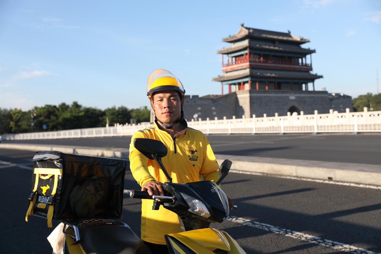 失业汽配检修员欠下数万债款,做上美团骑手单王养家还债