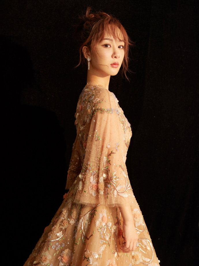 杨紫穿婚纱所有的照片,杨紫穿白婚纱的照片超美