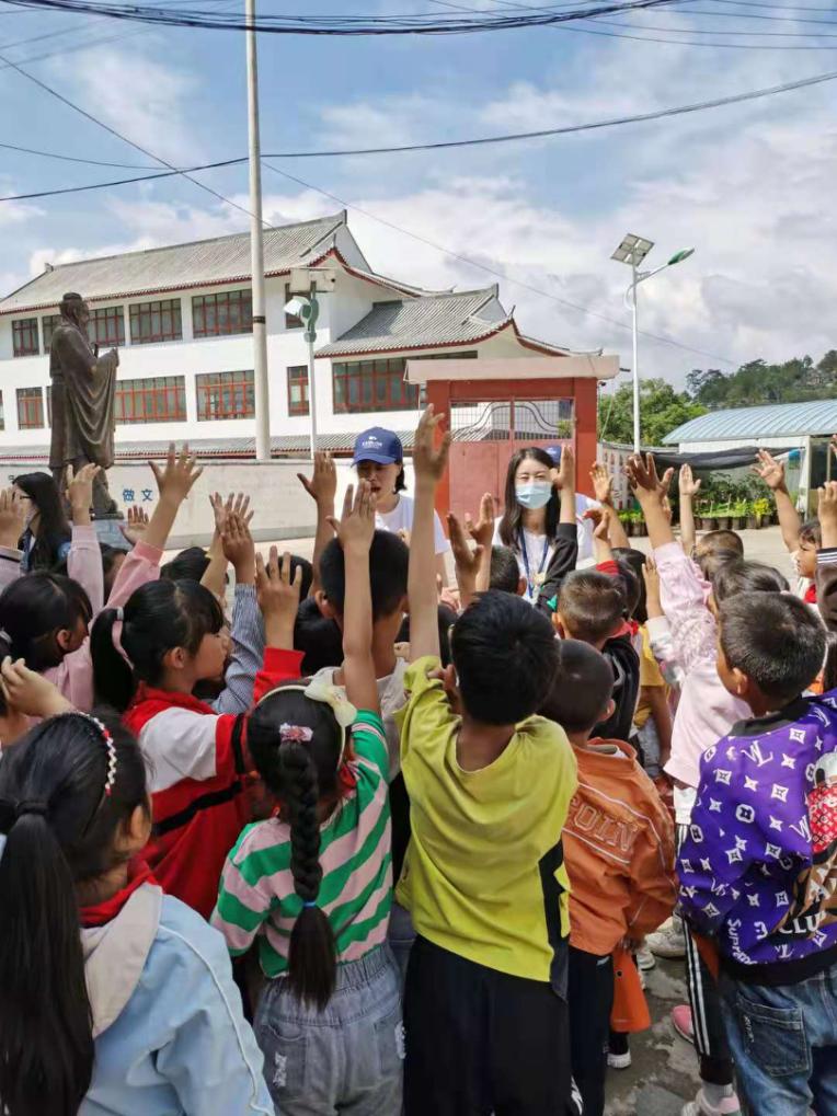 睛彩童年，点亮施甸：让孩子们先看清黑板，再看清未来