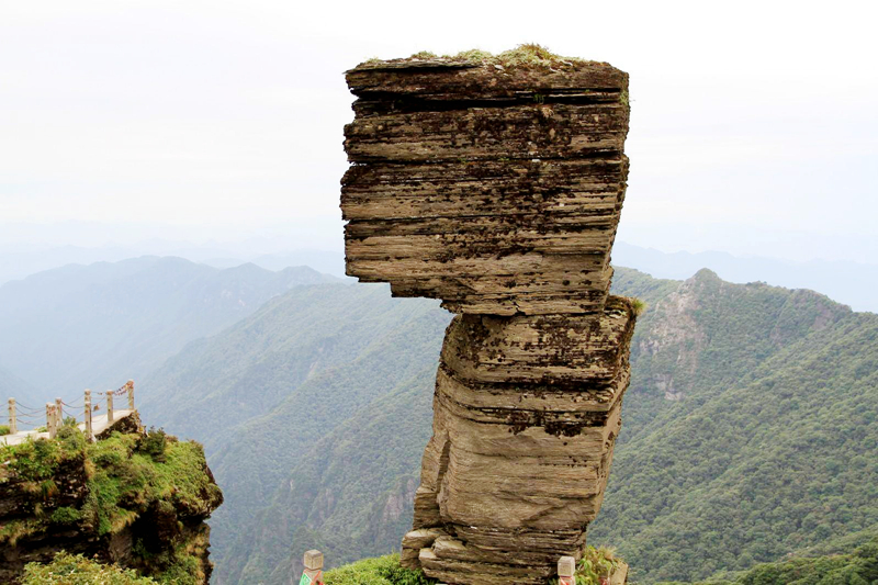 梵净山红云金顶往下看,贵州铜仁梵净山老金顶