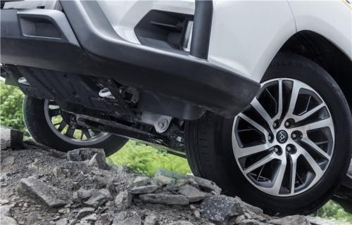 花店女老板的“硬汉”风，中意上汽大通MAXUST60