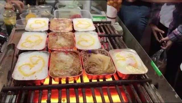 95后夫妻摆摊卖烧烤,95后夜市夫妻档一天收入9000元