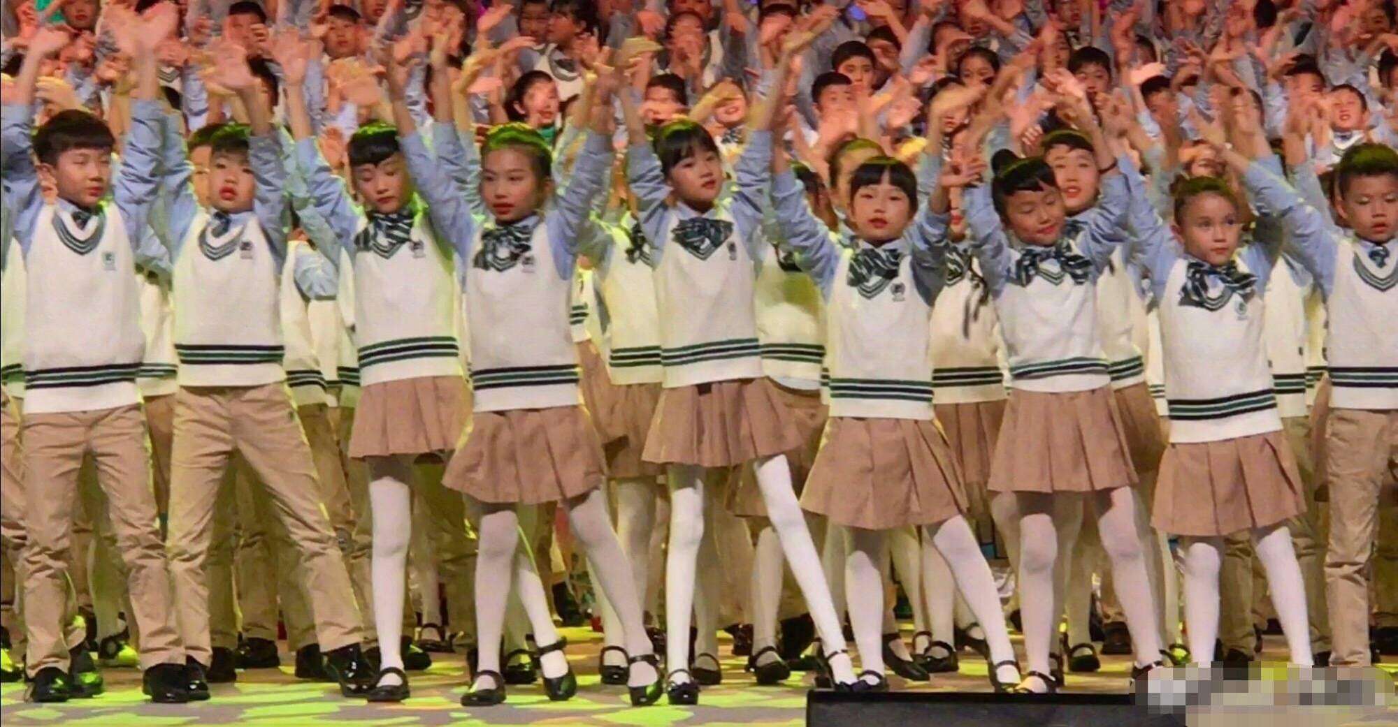 有种“公平”叫陆毅的女儿，姐妹俩如同复制粘贴，大长腿成功吸睛