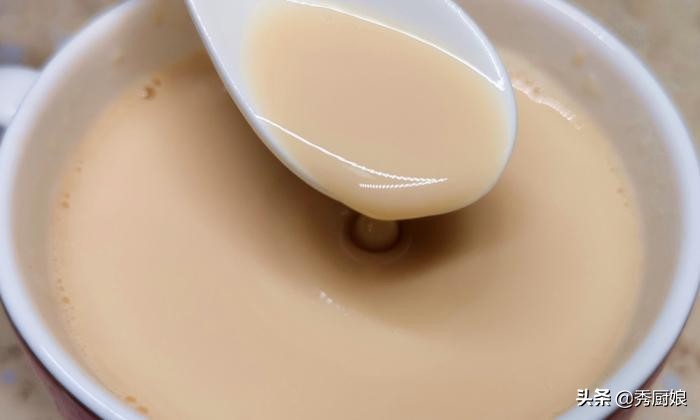 糖跟茶叶一起炒,茶叶和白砂糖在锅中炒