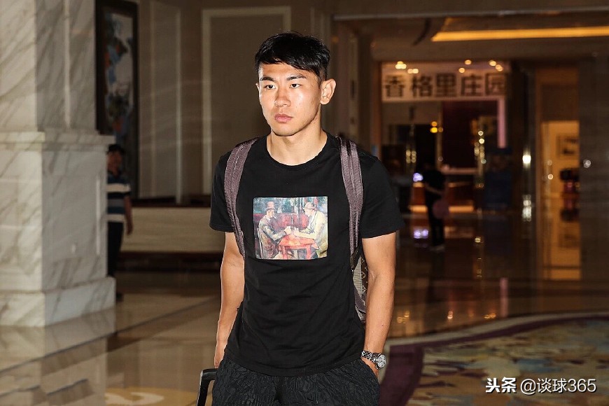 国足抵海口周身装扮惹热议球迷,国足奢侈品