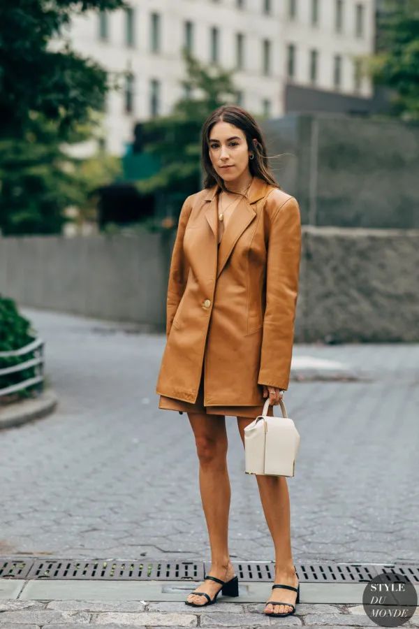 一件皮西装可以有多帅？时髦精们早已给出了答案