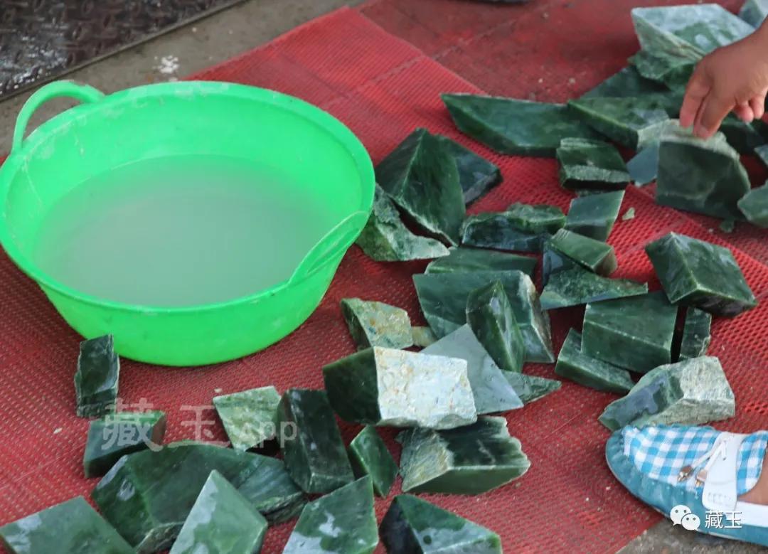 疯狂涨价岫岩玉石,疯狂的翡翠行情