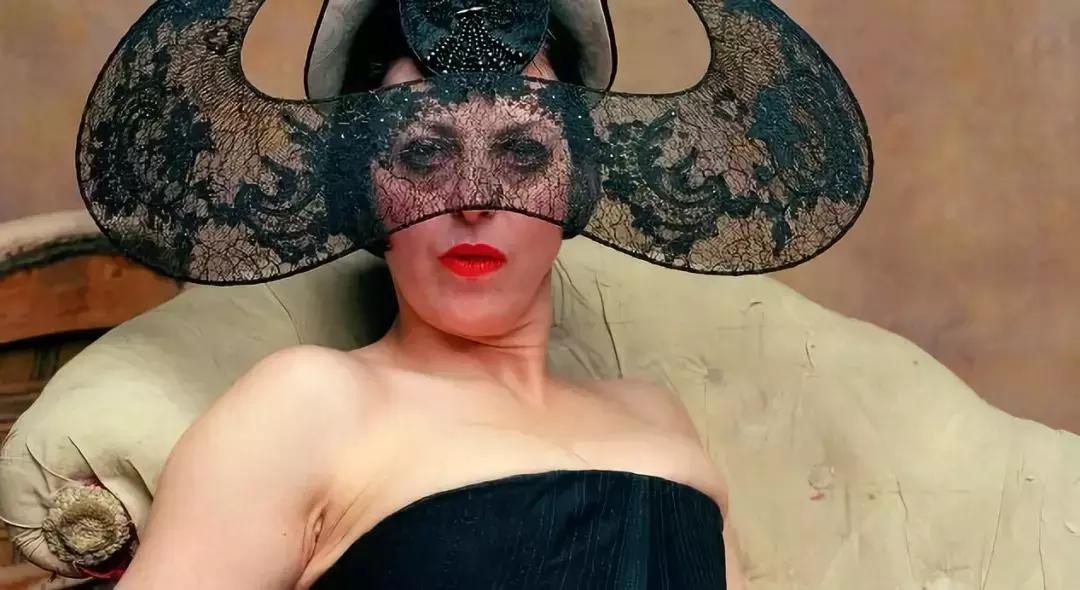 6岁“出柜”,40岁在家中自缢,这个时尚鬼才到底经历了什么?