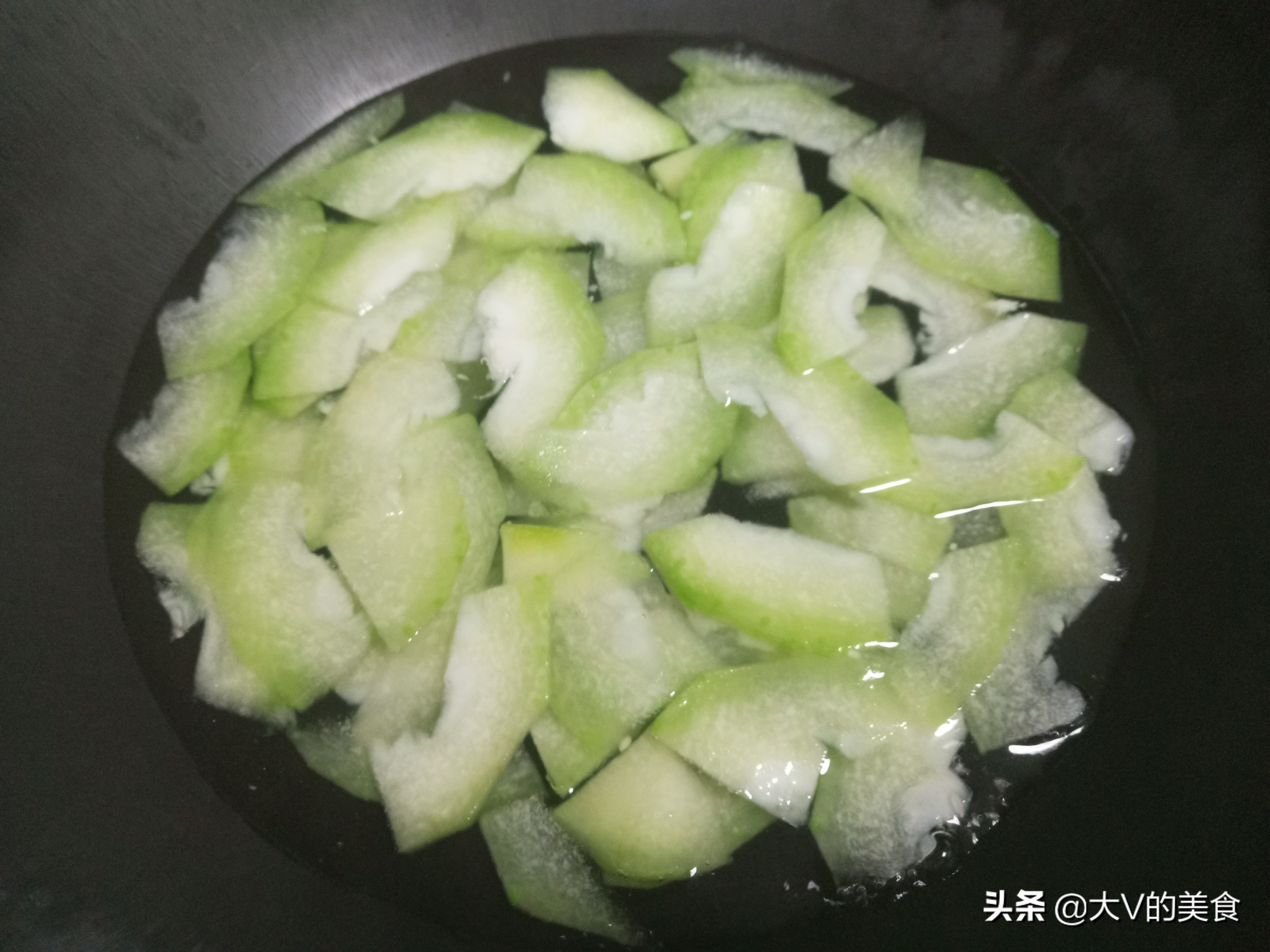 葫芦瓜炒香肠做法,嫩南瓜炒香肠的做法