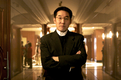 为什么海岩三部曲都是三角恋,海岩年轻时