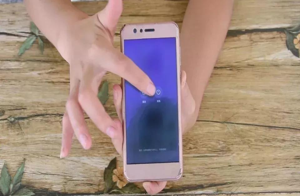 手机泡水了怎么办？教你一招，实用又简单