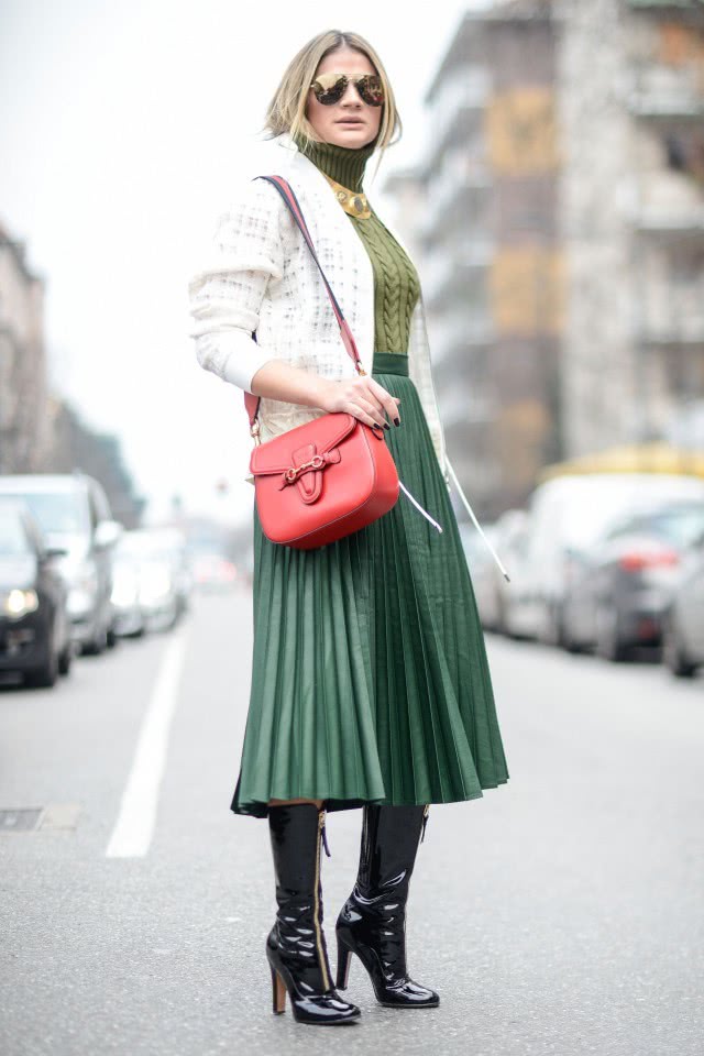 粉色套装休闲时尚搭配什么包,搭配粉色小香风外套的包