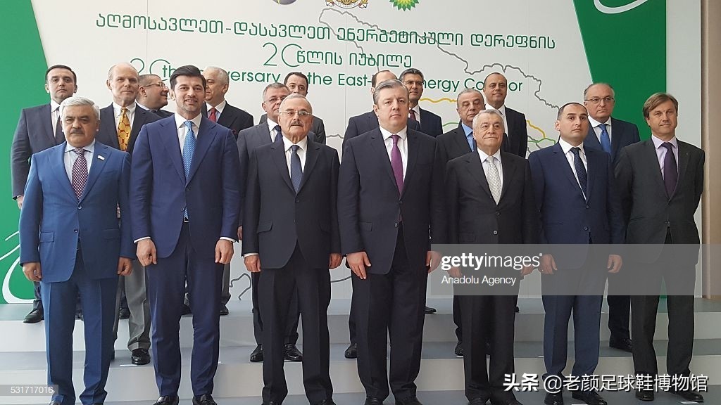 1600万欧的米兰左后卫，被伊布弄的身败名裂，退役半年当选副总理