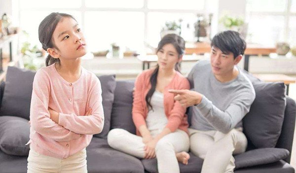 总惹妈妈生气妈妈会气死吗,孩子爱跟妈妈吵架怎么教育