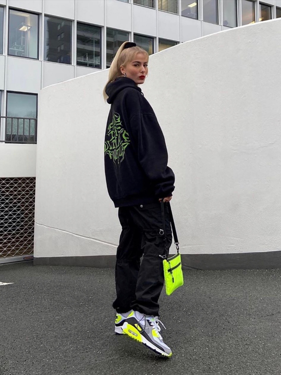 女人出门包包里都装什么,女人出门包包会带什么东西呢