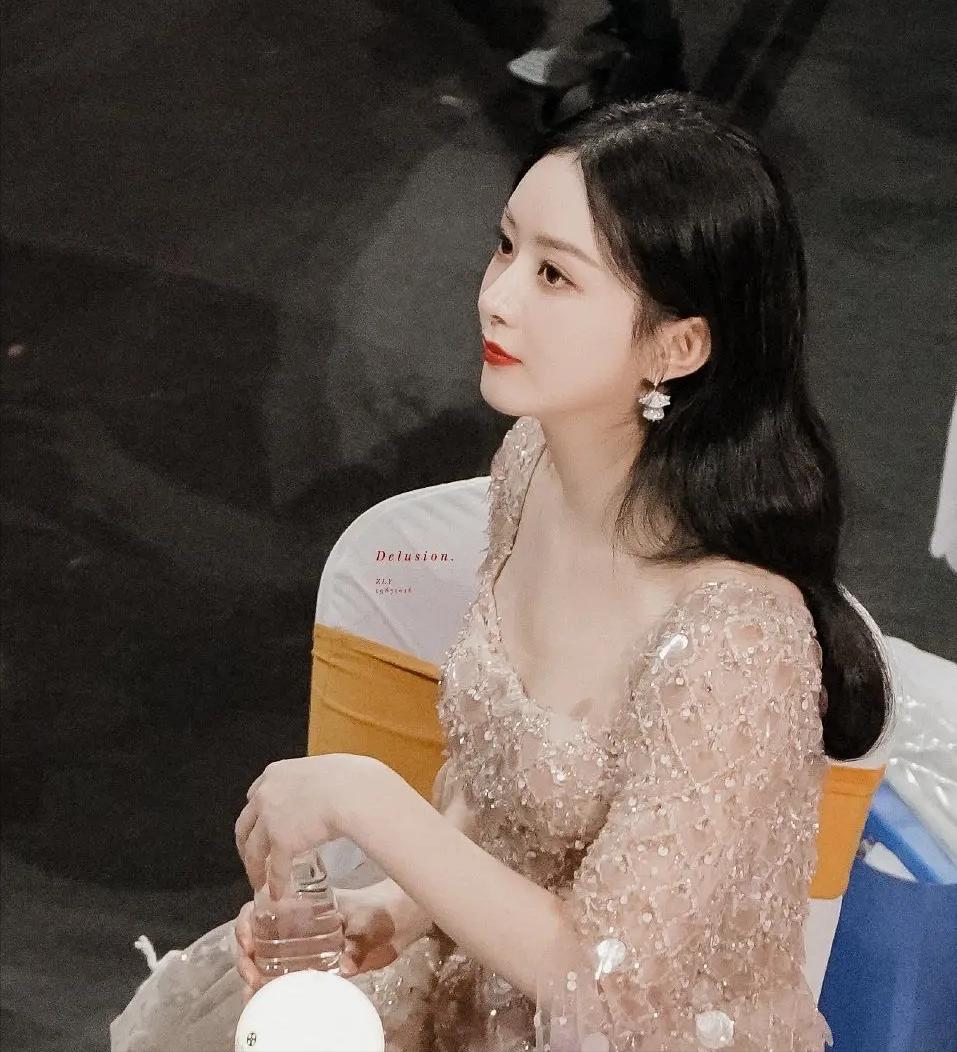 大湾区王菲出场谢霆锋表现,谢霆锋看王菲演唱会的视频