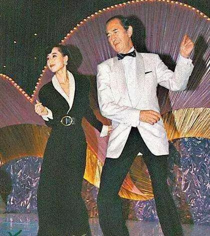 香港豪门最惨原配！生前帮贫穷小子成首富，死后还要被他利用？