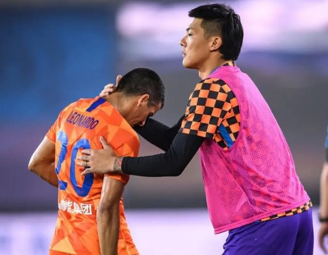 王大雷安慰落泪莱昂，莫伊塞斯为受伤郑铮保驾护航，这就是鲁能