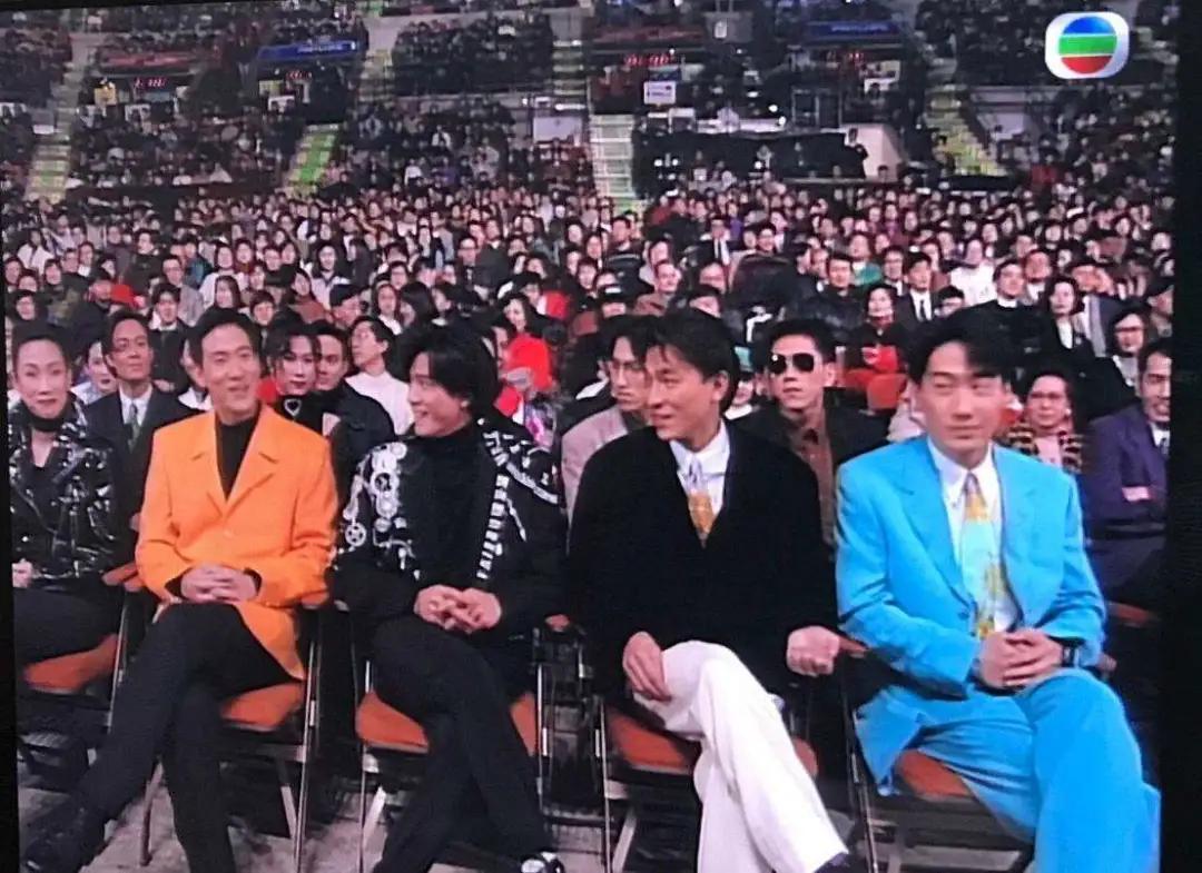 香港无人街头，许冠杰开了场一个人的演唱会，255万人观看！