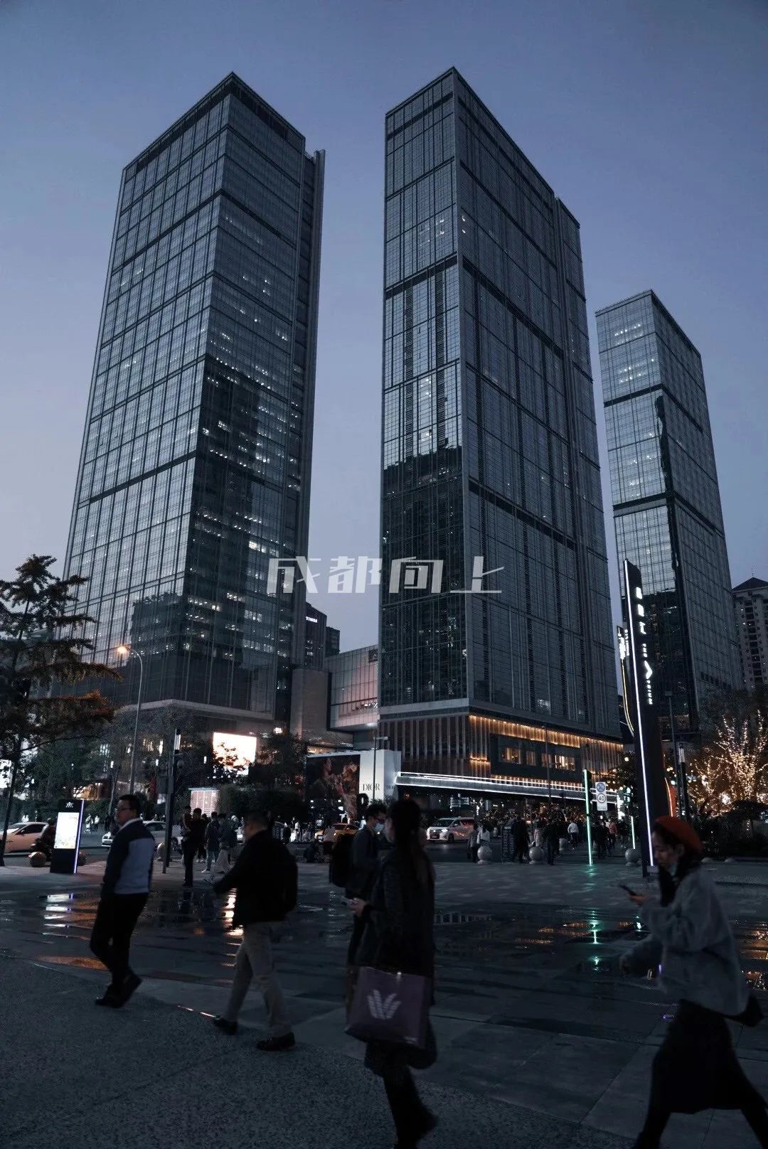 如何让成都变东京？网友：大LOGO收敛点