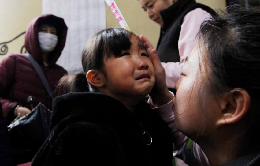 儿子要买玩具爸爸在地上打滚视频,儿子要买玩具爸爸躺地上视频