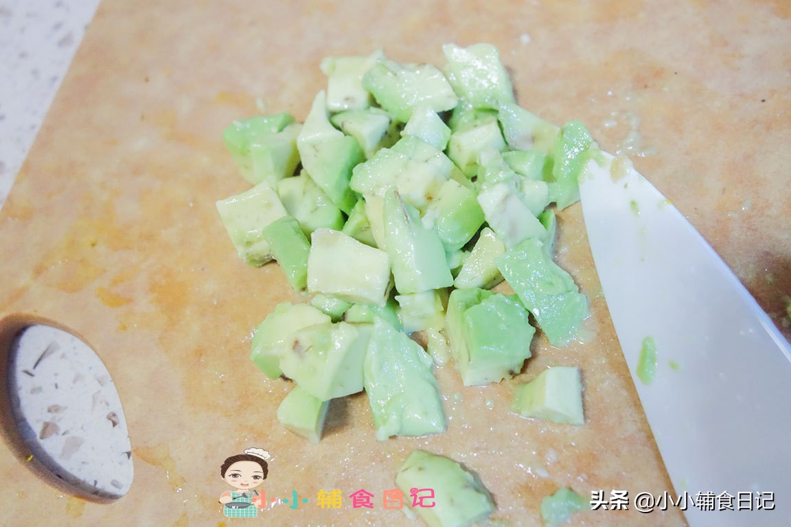 打开了还没熟的牛油果,牛油果第一次吃难吃第二次吃好吃