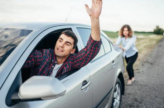 汽车没电打不着火，先别叫拖车，教你几招，不怕车子“趴路上”