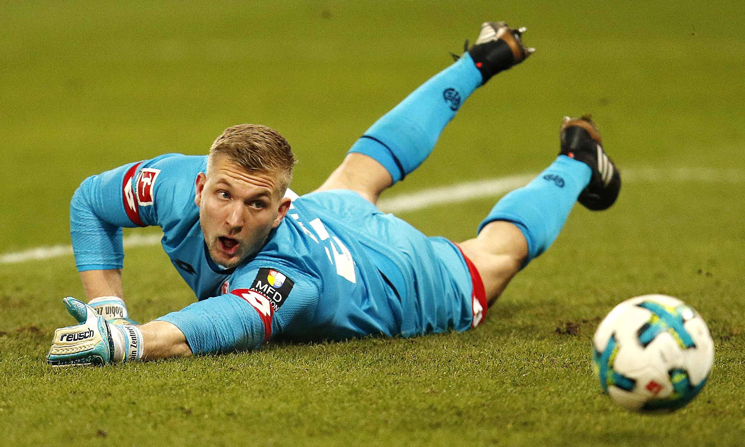 捅射！隔壁3岁小孩会用的射门技术，为什么我们总是踢不好？