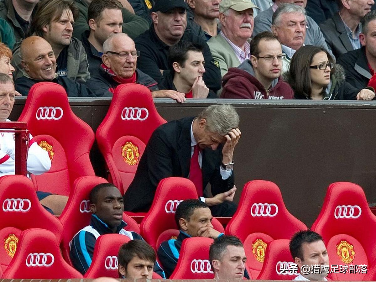 英超曼联2-1逆转重夺榜首,英超百亿大战