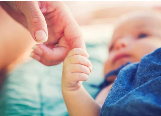 宝宝很困怎么哄都不睡,宝宝明明很困就是不肯睡怎么哄