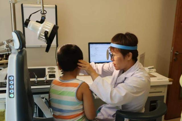 给三岁小男孩掏耳朵,3岁宝宝总是反复用手掏嗓子