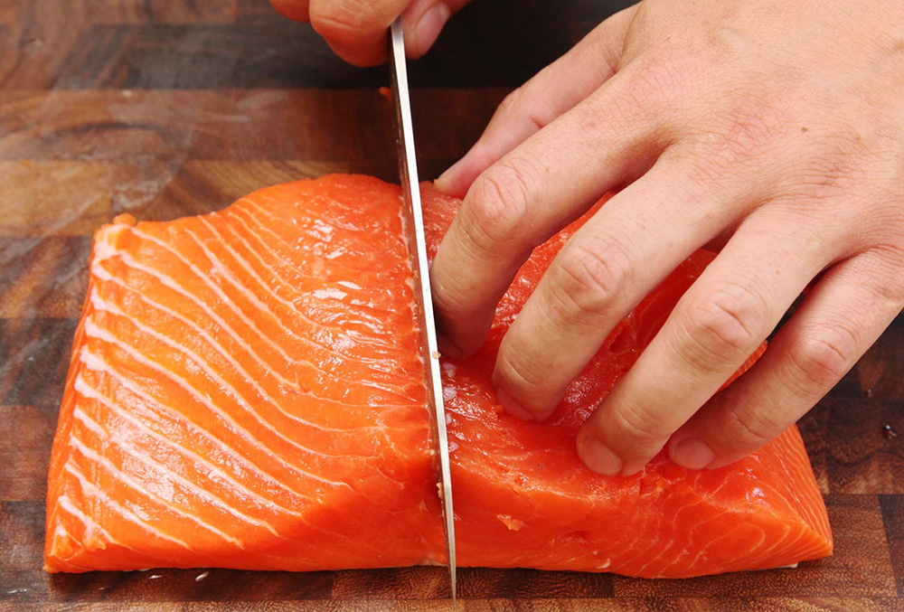 生吃三文鱼腥不腥,三文鱼怎样吃更好吃更简单