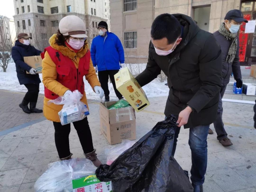 她们是疫情防控战斗员,他们是社区疫情防控的勤务员