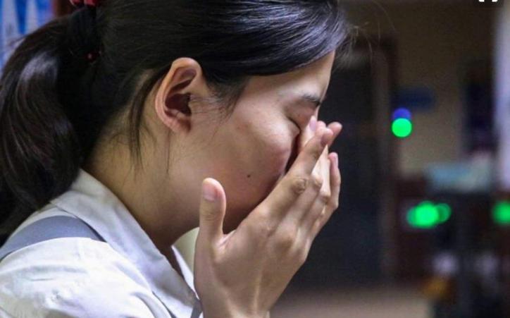 章子怡崩溃大哭坦言,章子怡被夸哭