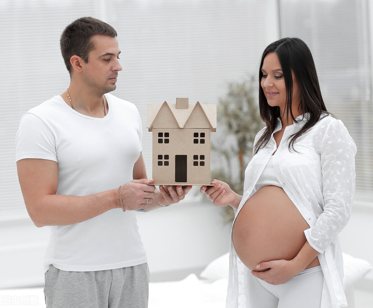 怀孕初期如果是双胞胎是什么征兆,怀孕时怀了三胞胎