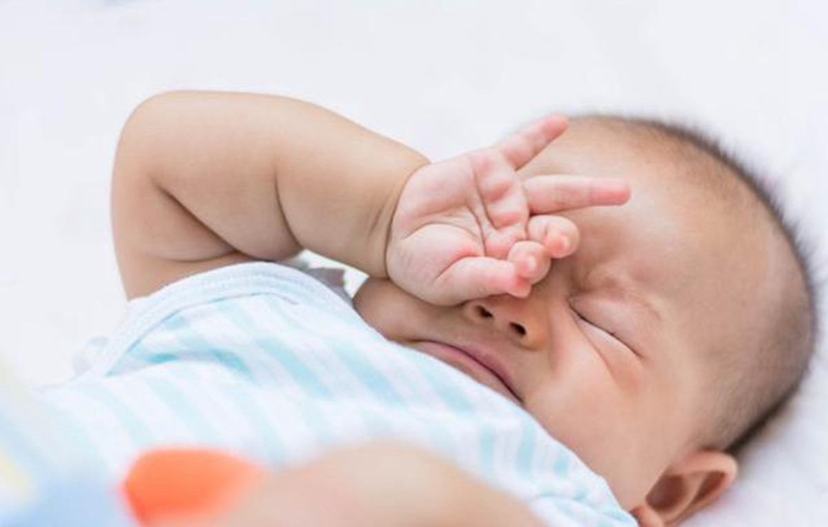 宝宝晚上老是醒怎么提高睡眠质量,婴儿入睡困难易惊醒是什么原因