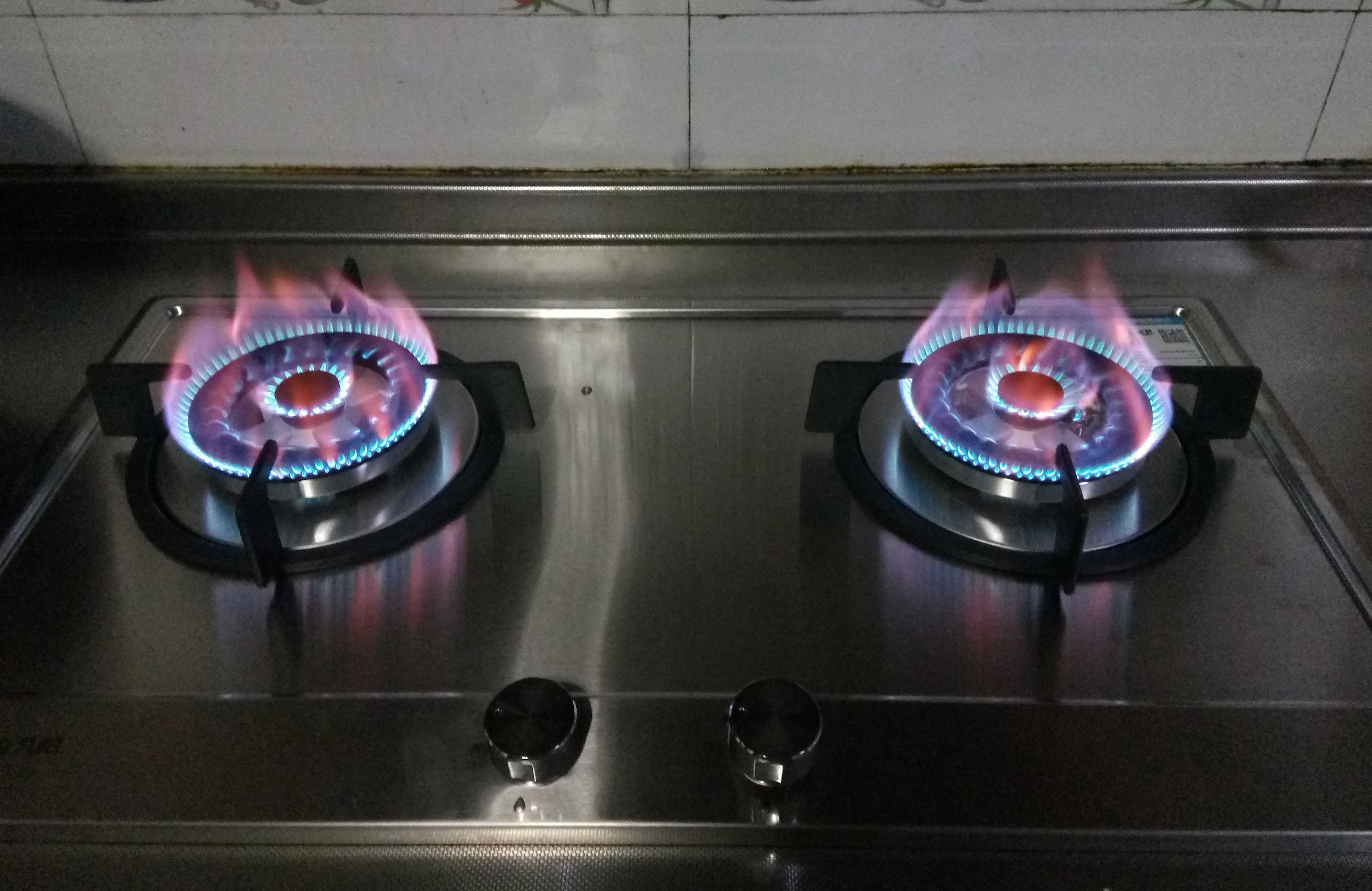 燃气灶打不着火松手就熄灭怎么办,燃气灶打不着火一松手火就灭