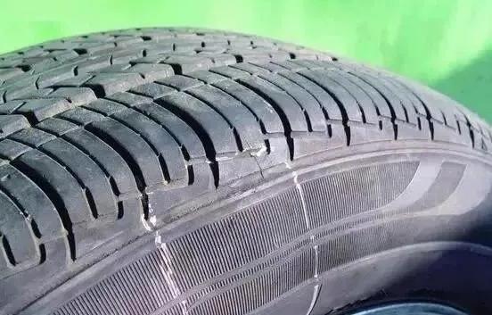 车轮胎侧面的小洞漏气了怎么办,汽车后轮胎有点漏气