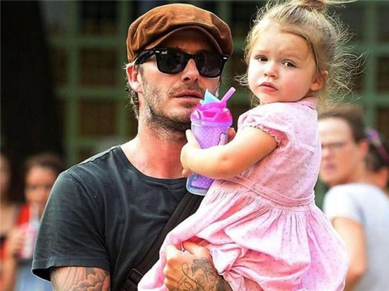 贝克汉姆与维多利亚海滩亲吻,贝克汉姆亲女儿视频